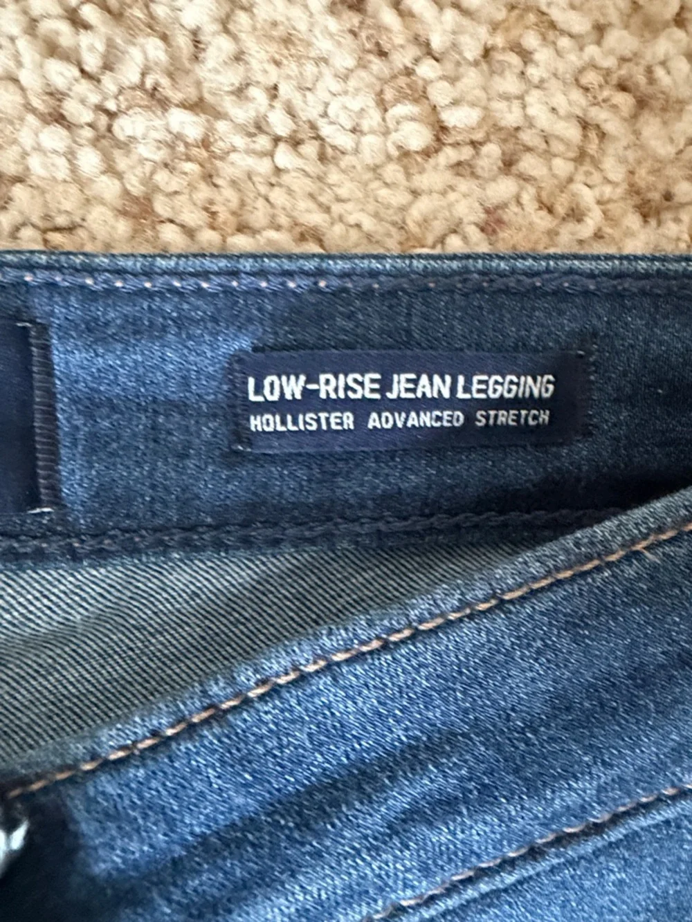 Hollister Distressed Low Rise Women’s Skinny Jeans Size 3S - loved these! - Picture 3 of 4